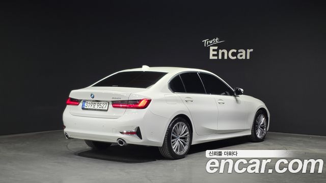 BMW 3-Series 320i Luxury