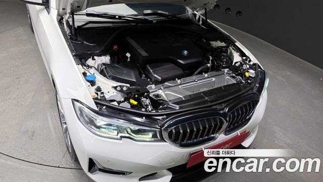 BMW 3-Series 320i Luxury