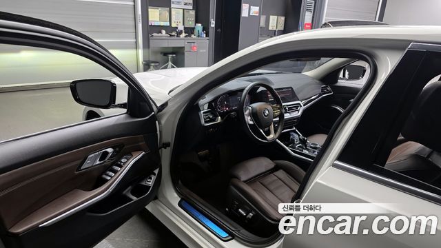 BMW 3-Series 320i Luxury