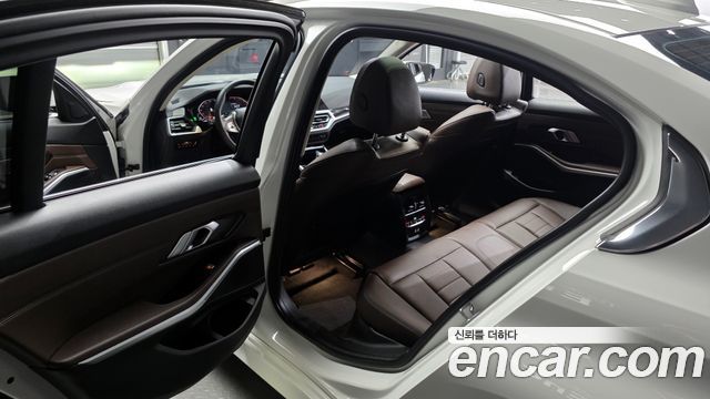 BMW 3-Series 320i Luxury