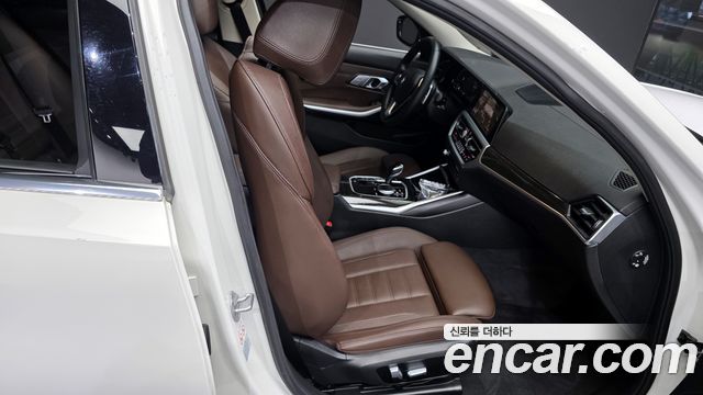 BMW 3-Series 320i Luxury