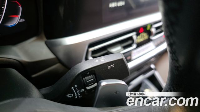 BMW 3-Series 320i Luxury