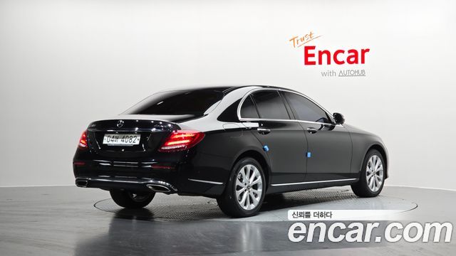 Mercedes-Benz E-Class E300 4MATIC Exclusive Standard