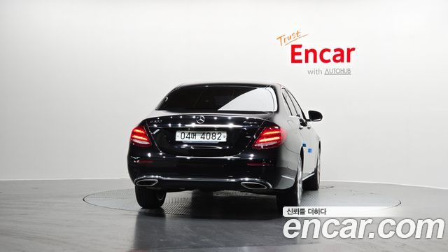 Mercedes-Benz E-Class E300 4MATIC Exclusive Standard