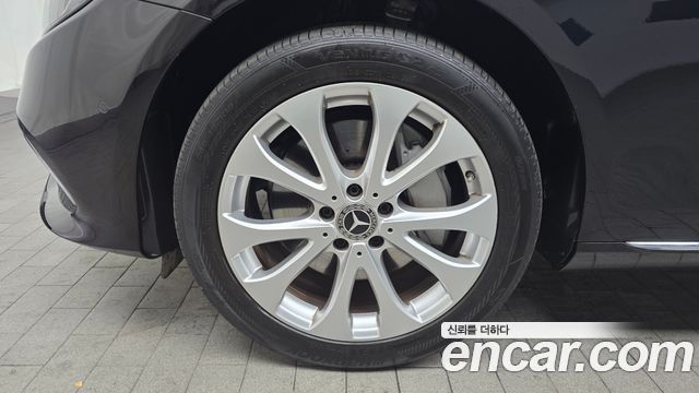 Mercedes-Benz E-Class E300 4MATIC Exclusive Standard