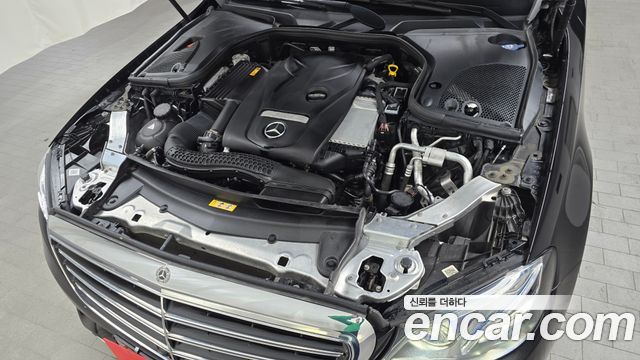Mercedes-Benz E-Class E300 4MATIC Exclusive Standard