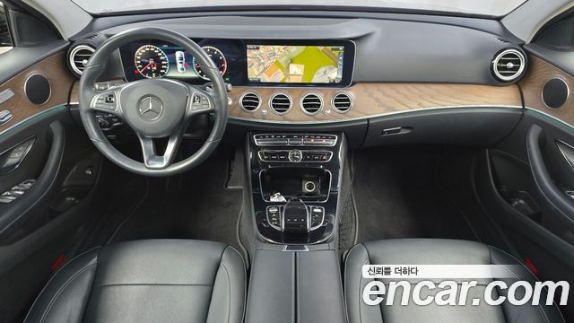 Mercedes-Benz E-Class E300 4MATIC Exclusive Standard