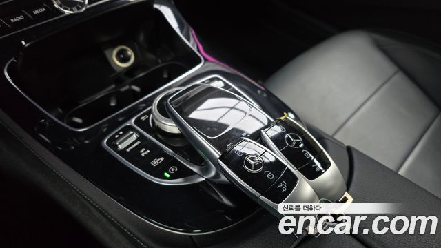 Mercedes-Benz E-Class E300 4MATIC Exclusive Standard