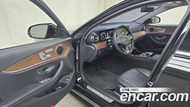 Mercedes-Benz E-Class E300 4MATIC Exclusive Standard