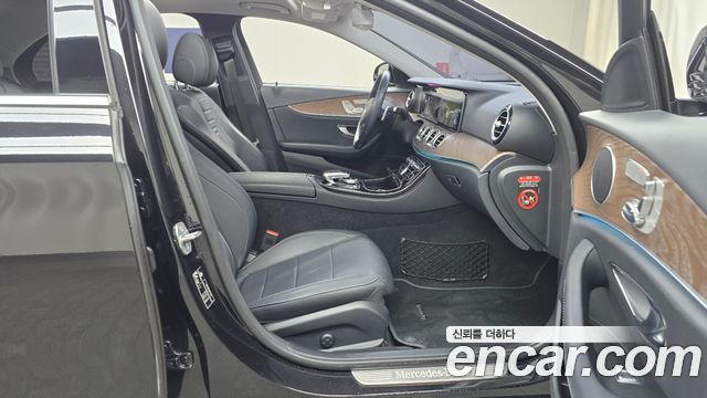 Mercedes-Benz E-Class E300 4MATIC Exclusive Standard