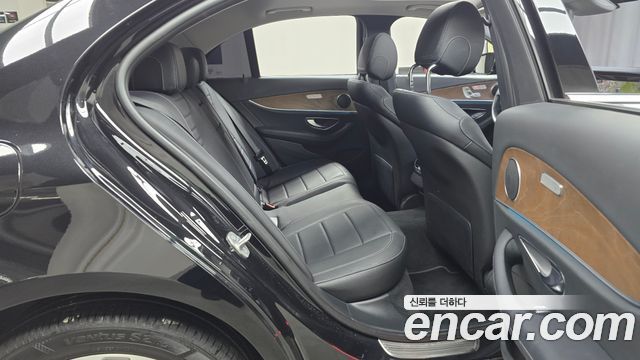 Mercedes-Benz E-Class E300 4MATIC Exclusive Standard