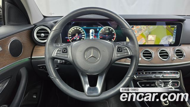 Mercedes-Benz E-Class E300 4MATIC Exclusive Standard