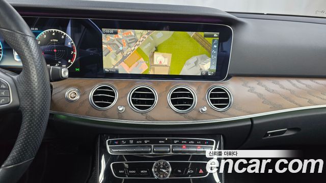 Mercedes-Benz E-Class E300 4MATIC Exclusive Standard