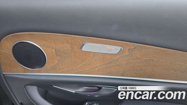 Mercedes-Benz E-Class E300 4MATIC Exclusive Standard