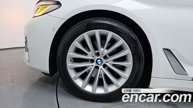 BMW 5-Series 520i Luxury