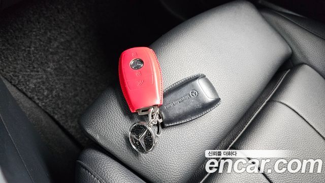 Mercedes-Benz GLB-Class GLB220