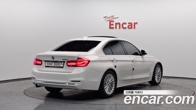 BMW 3-Series 320i Luxury