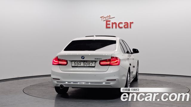 BMW 3-Series 320i Luxury