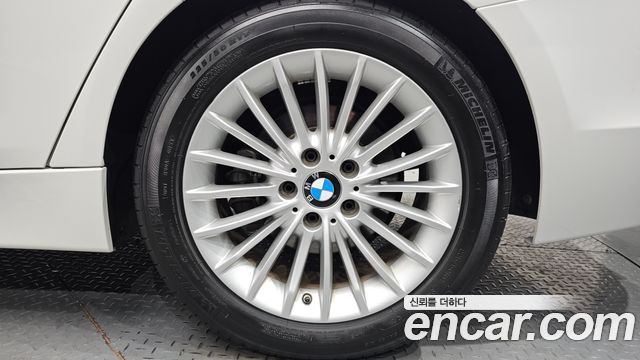 BMW 3-Series 320i Luxury