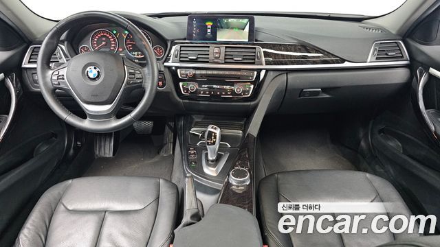 BMW 3-Series 320i Luxury