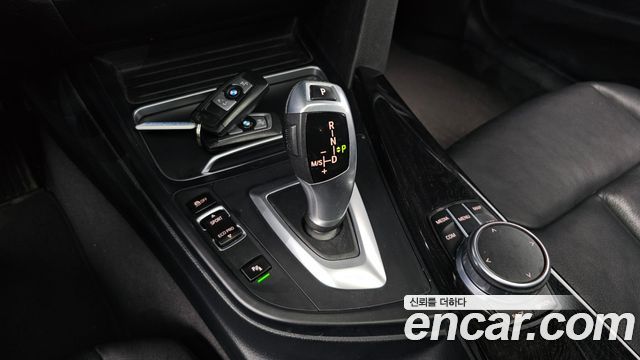 BMW 3-Series 320i Luxury