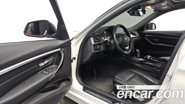 BMW 3-Series 320i Luxury