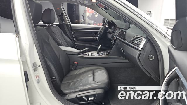 BMW 3-Series 320i Luxury