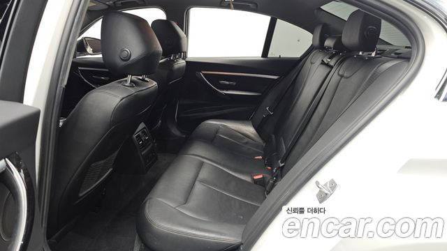 BMW 3-Series 320i Luxury