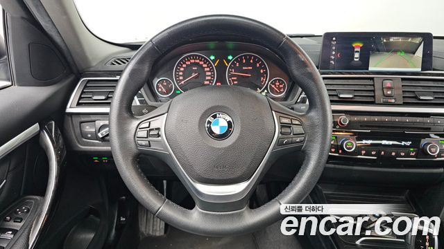 BMW 3-Series 320i Luxury