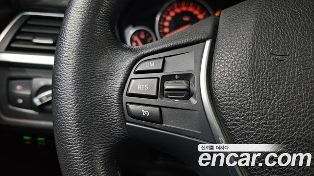 BMW 3-Series 320i Luxury