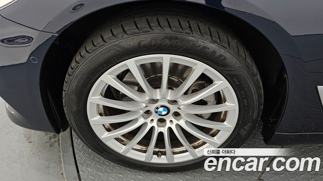 BMW 5-Series 520i Luxury