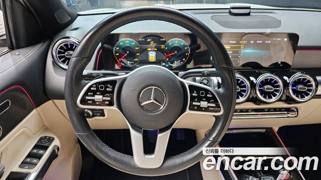 Mercedes-Benz GLB-Class GLB220