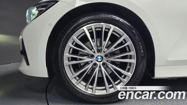 BMW 3-Series 320i Luxury