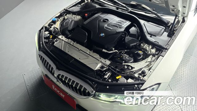 BMW 3-Series 320i Luxury