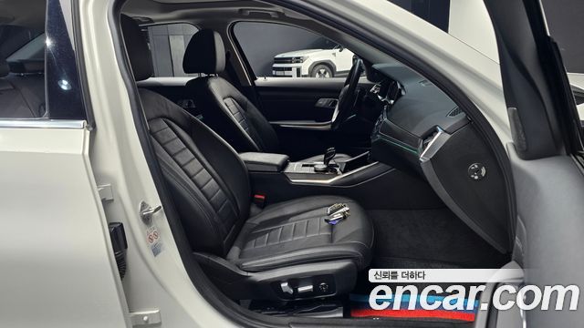 BMW 3-Series 320i Luxury