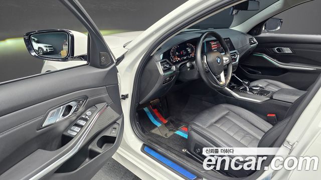BMW 3-Series 320i Luxury