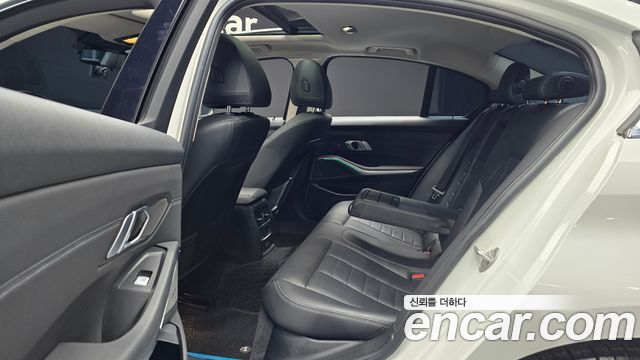 BMW 3-Series 320i Luxury