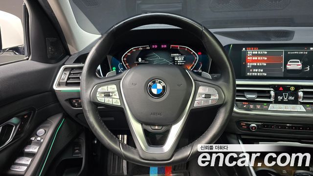 BMW 3-Series 320i Luxury