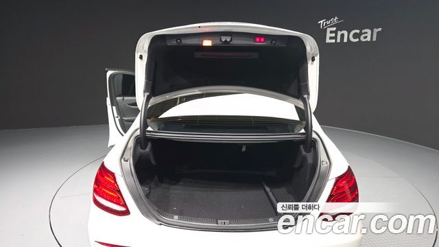 Mercedes-Benz E-Class E220d 4MATIC Avantgarde