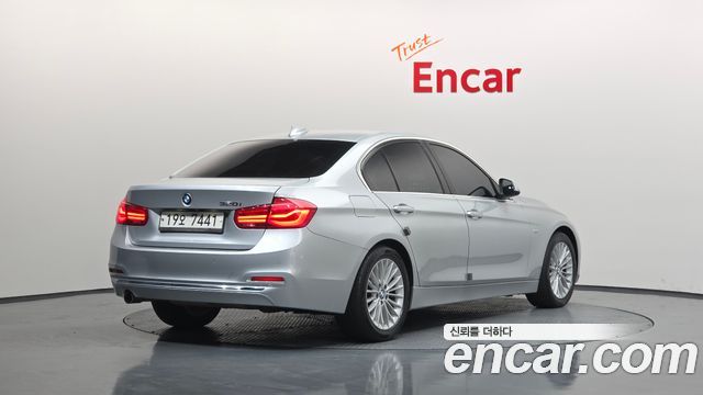 BMW 3-Series 320i Luxury