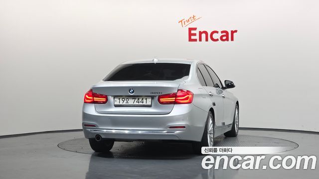 BMW 3-Series 320i Luxury