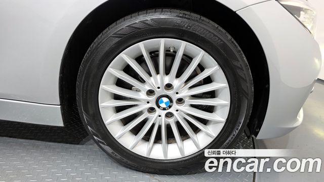 BMW 3-Series 320i Luxury