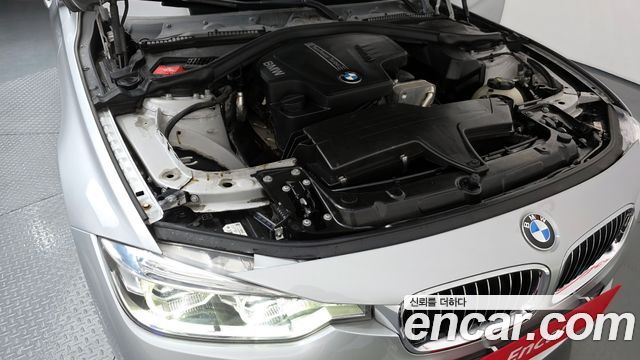 BMW 3-Series 320i Luxury