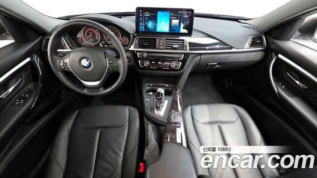 BMW 3-Series 320i Luxury