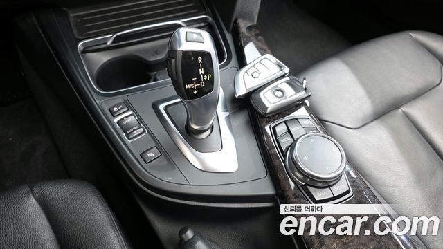 BMW 3-Series 320i Luxury