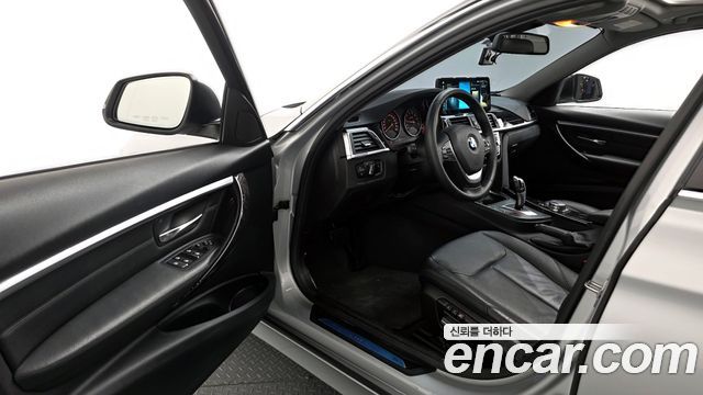 BMW 3-Series 320i Luxury