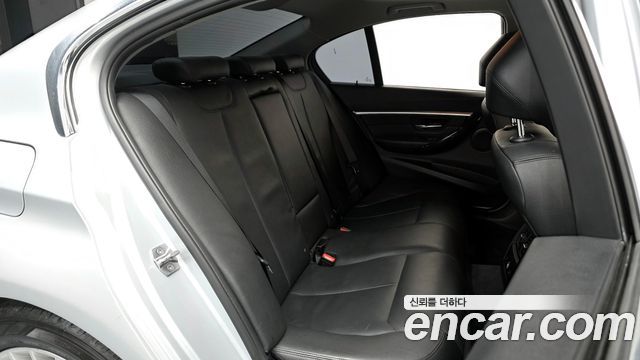 BMW 3-Series 320i Luxury