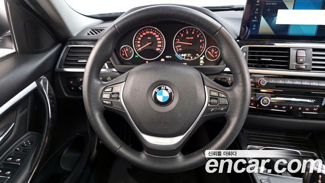 BMW 3-Series 320i Luxury