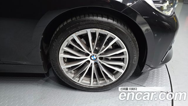 BMW 3-Series 320i Luxury