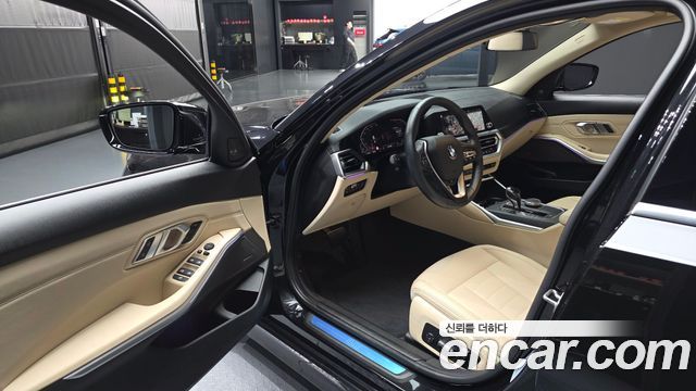 BMW 3-Series 320i Luxury